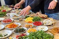 Mesa con alimentos coloridos preparados en un taller